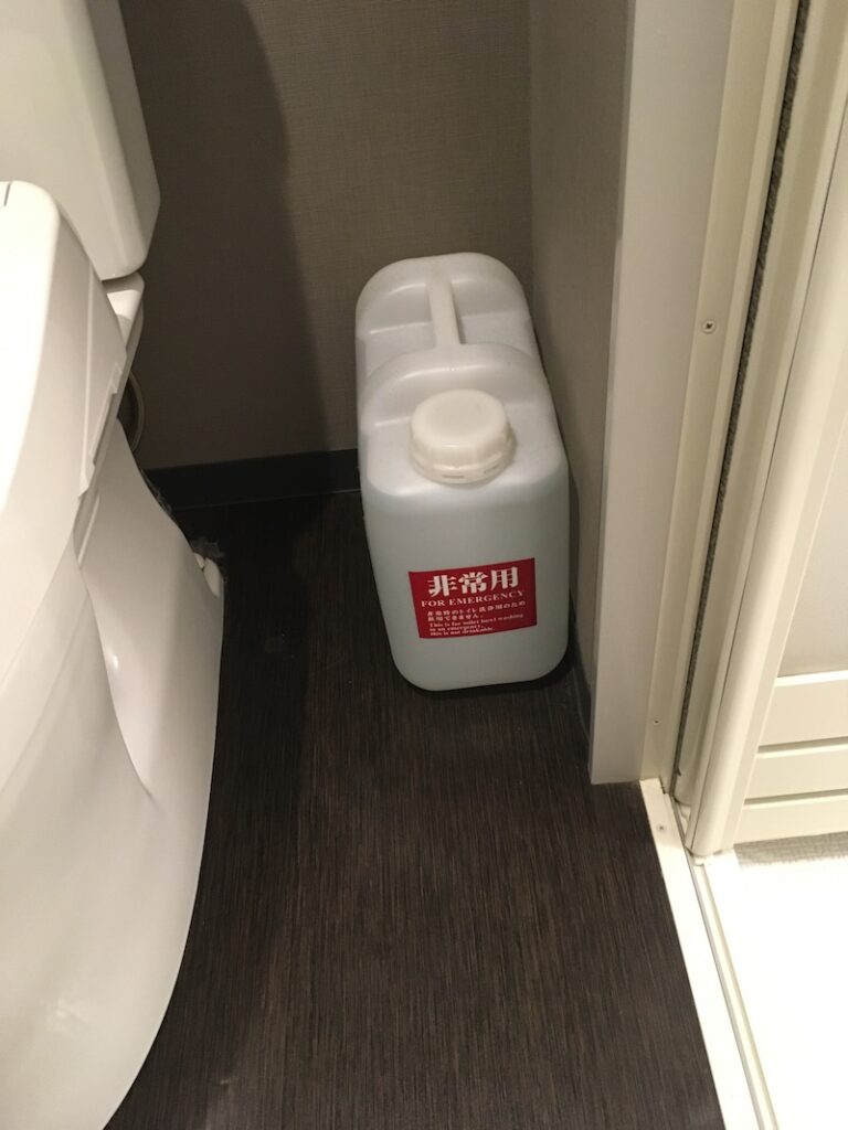 ドーミーインのトイレには、非常用のお水を完備