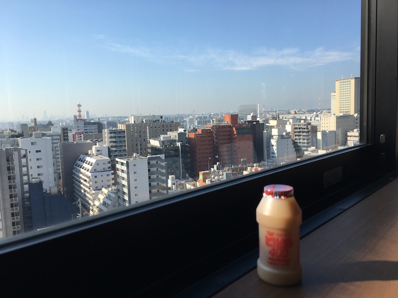 ドーミーイン川崎の休憩所からの景色とヤクルト