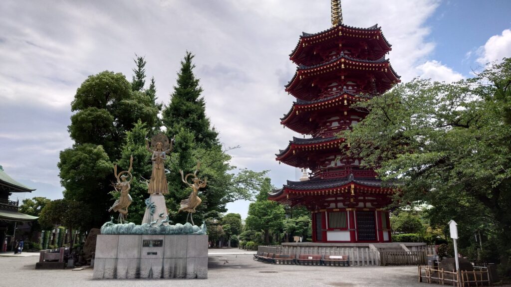 川崎大師の八角五重塔と仏像