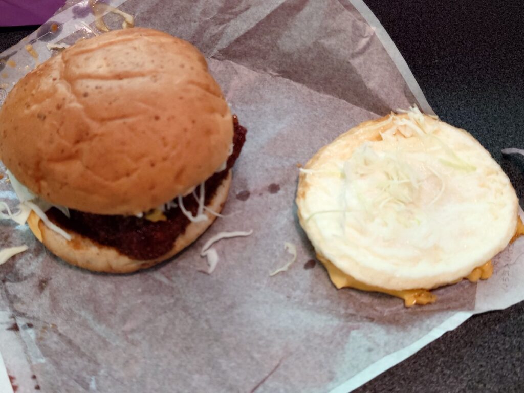 とろ～り月見チーズ和風カツバーガーの卵を取って