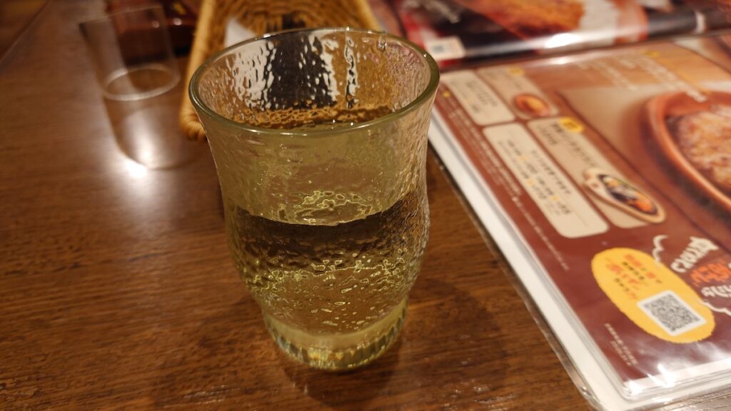 ちょっと黄色みがかかって見えるお冷