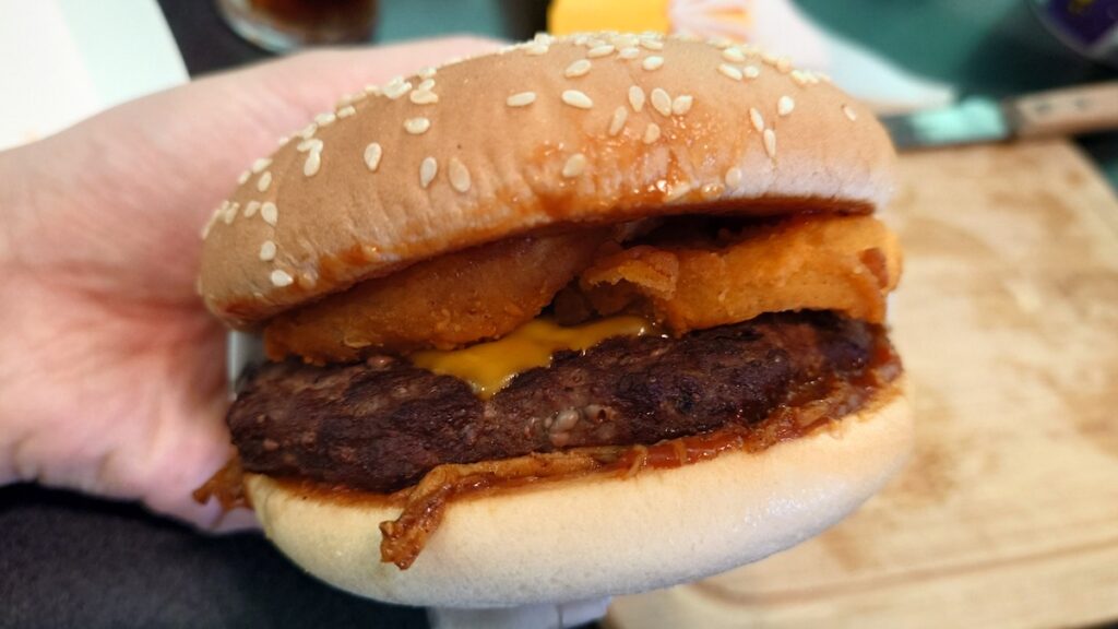 カールスジュニアのプルドポークハンバーガーのビジュアル