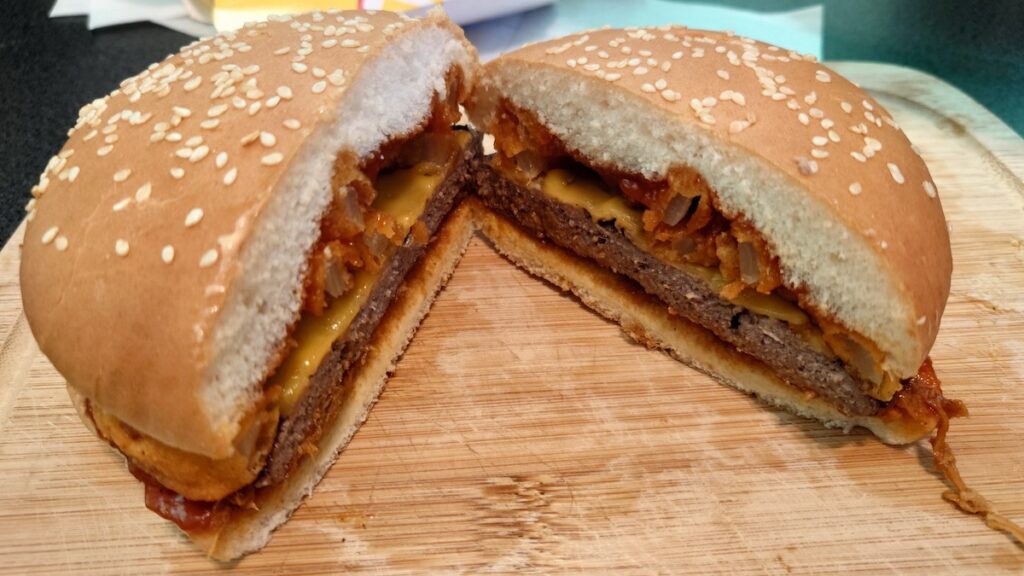 カールスジュニアのプルドポークハンバーガーの断面