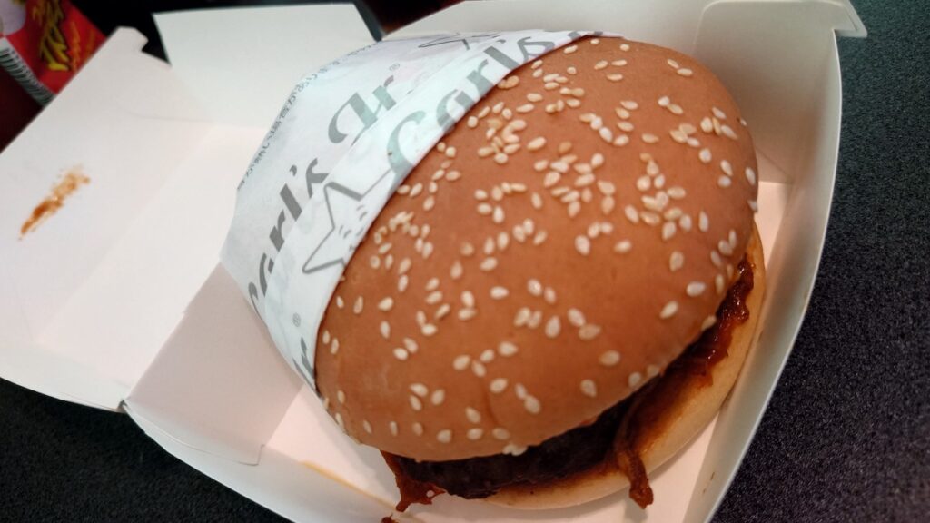 カールスジュニアのプルドポークハンバーガーを開封