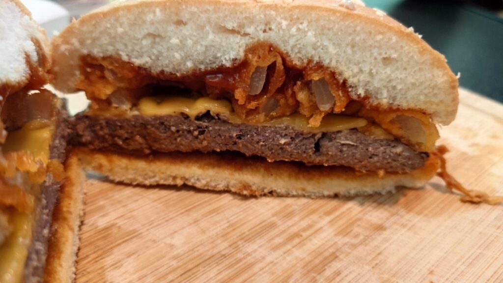 カールスジュニアのプルドポークハンバーガー肉肉しい