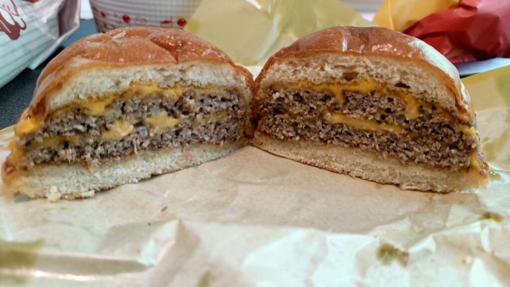 ロッテリアのダブル絶品チーズバーガーの断面