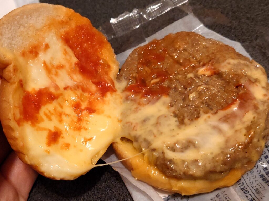 ローソンの旨いビーフチーズバーガーの中身