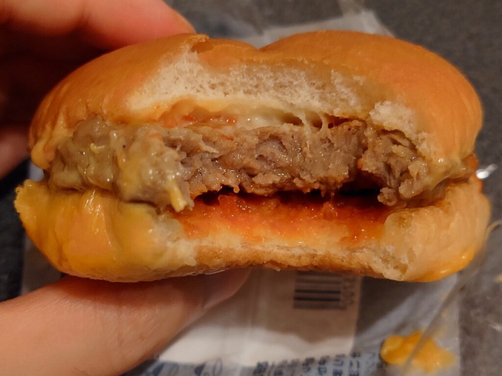 ローソンの旨いビーフチーズバーガーの断面