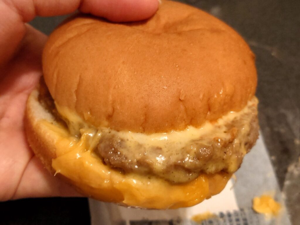 ローソンの旨いビーフチーズバーガーを実食
