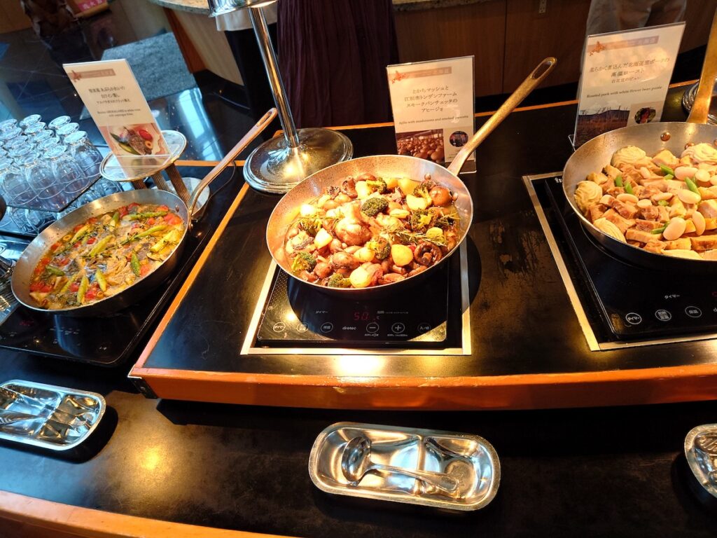 北海道のサーモンやイカ、タコ、帆立などが使われた料理