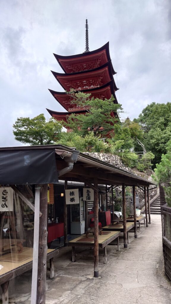 茶店と五重塔