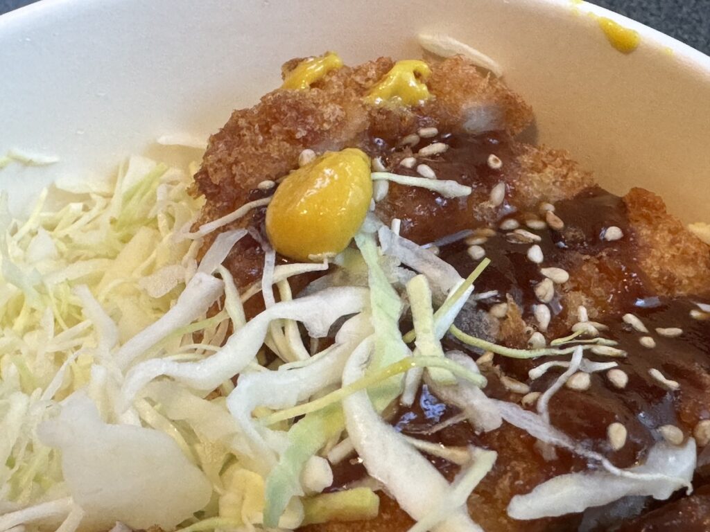 三元豚の厚切りロースカツ丼、からしと一緒に