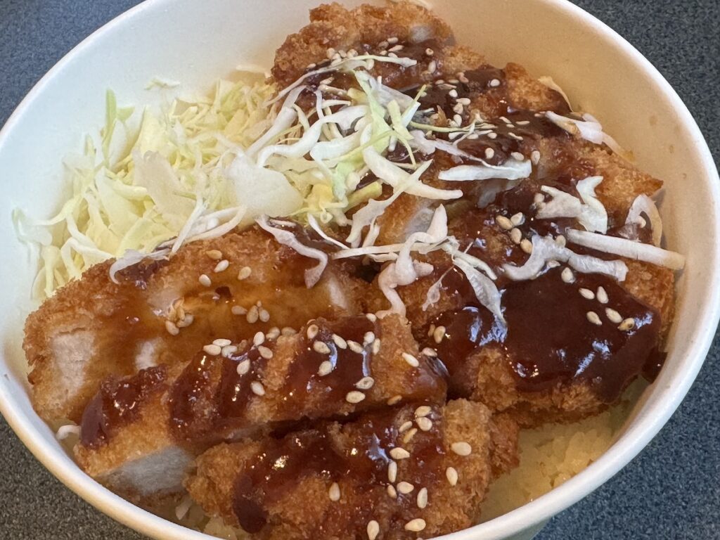 三元豚の厚切りロースカツ丼のビジュアル