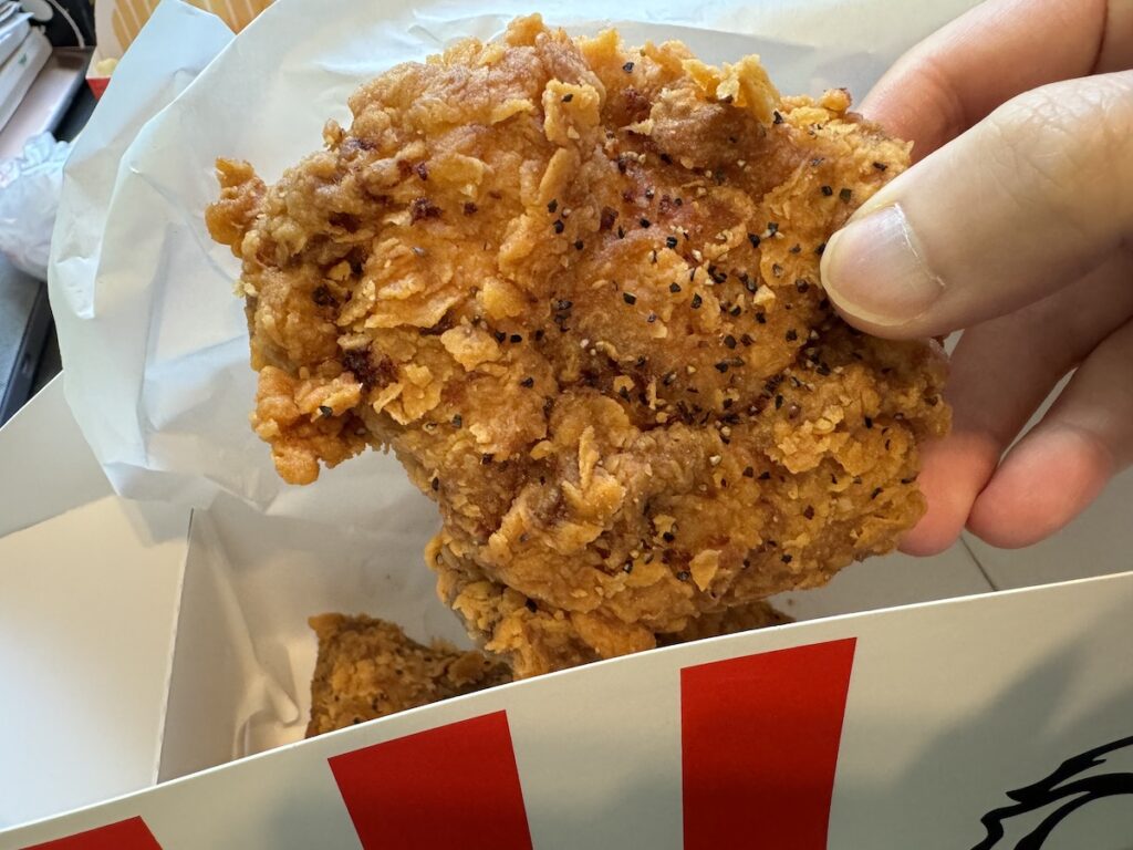 KFCガリペパチキン、味は濃いめ