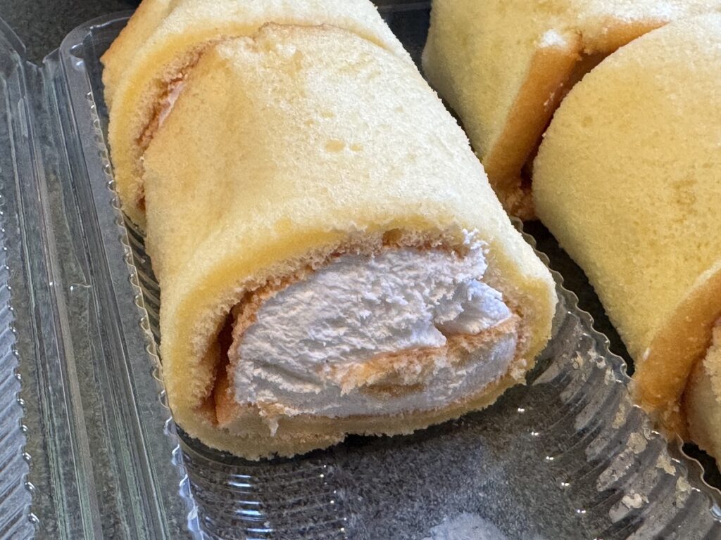 めちゃおいしい、ローソンのロールケーキにとても似ている