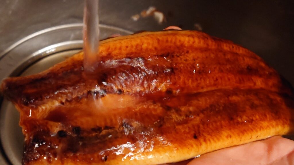 鰻のタレを水で洗い流す