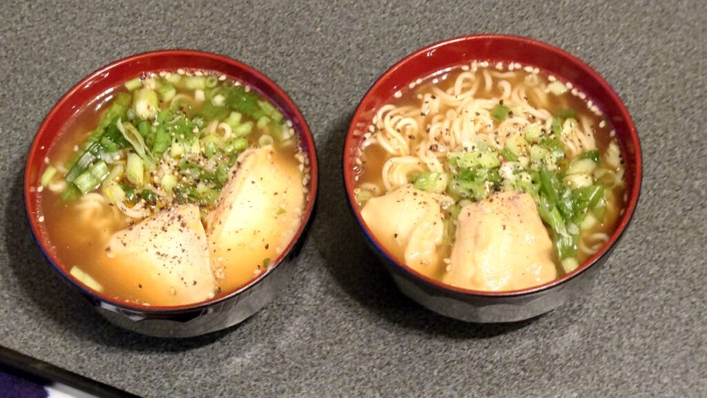 チーズのたまり醤油漬けラーメンへチッピング