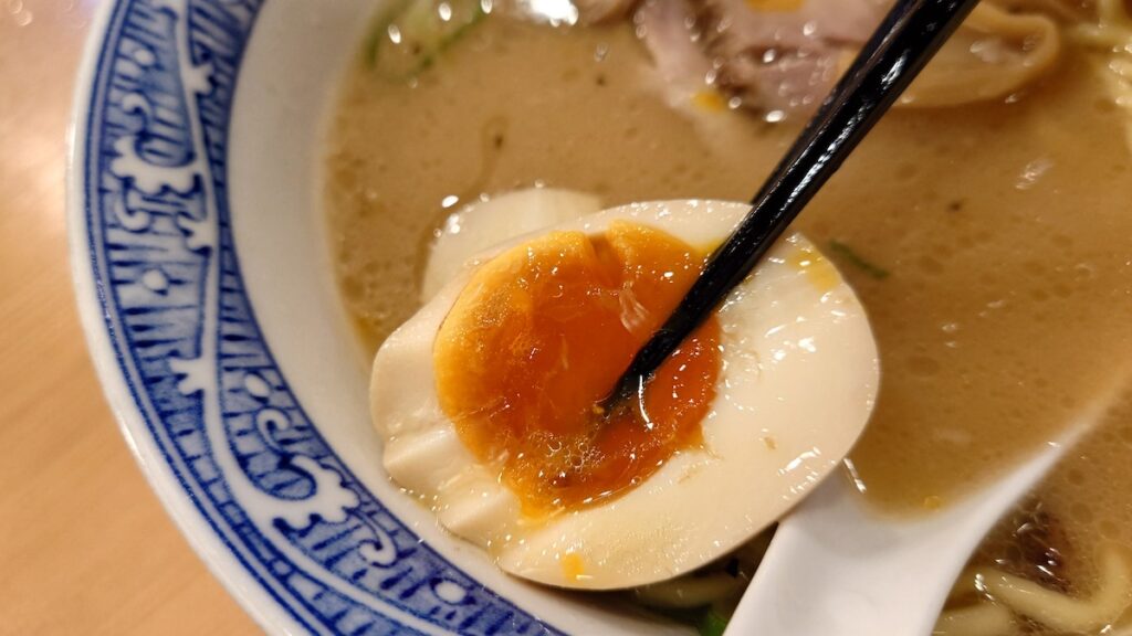 味玉は半熟でトロリ