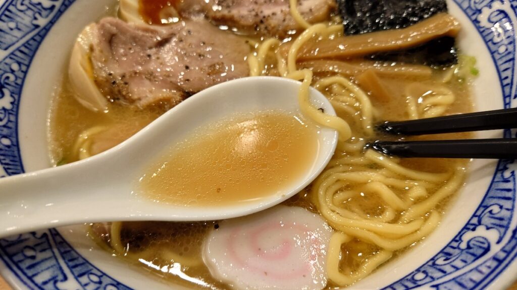 煮干しが効いたさっぱりとしたコクのあるスープ