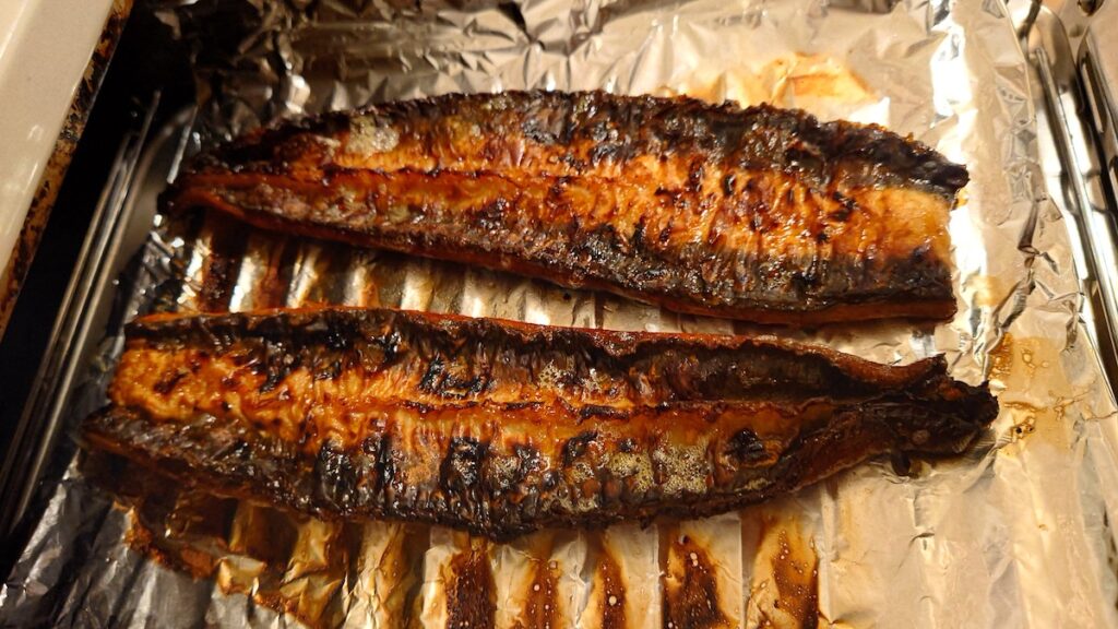 鰻を両面こんがり焼いていく