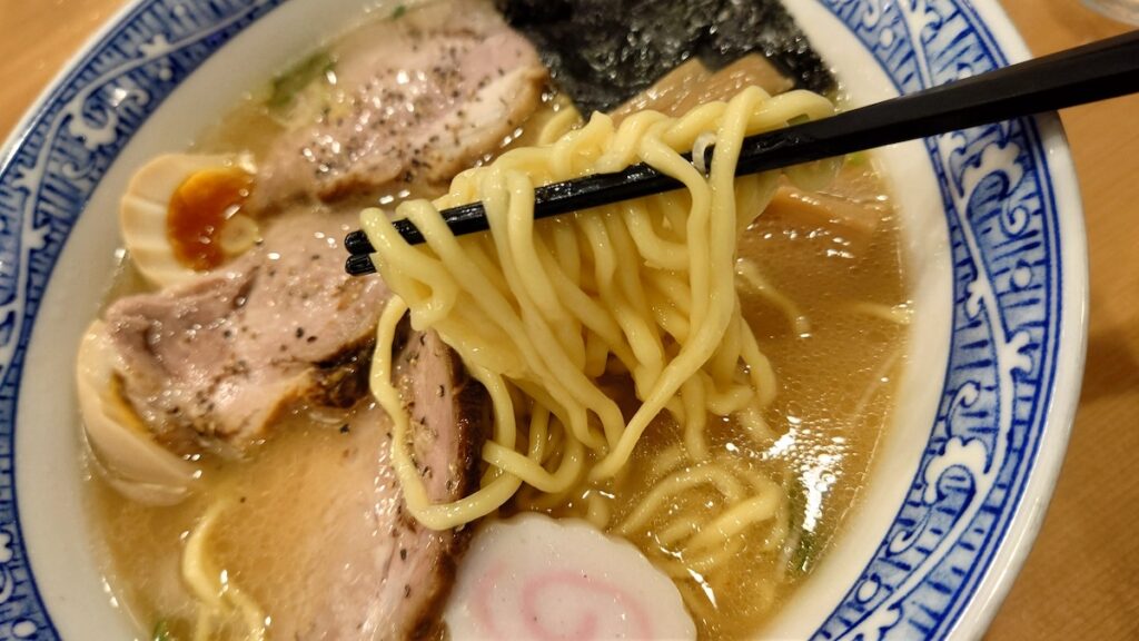 麺は卵が効いている系